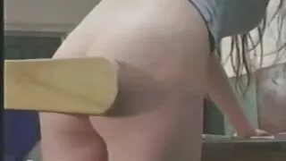 Un mec video des film porno noir bien doté pique un poussin blanc sans pitié