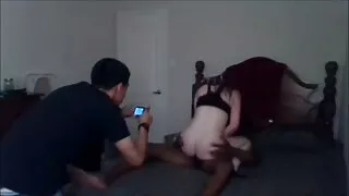 Une brune galbée chevauche la xxx porno video gratuit bite de son amant en position de cow-girl