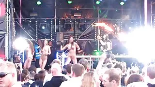 Une prostituée sex porn gratuit brune en corne donne une pipe professionnelle à un baiseur excité