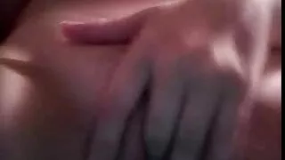 Une nana asiatique aux gros seins fait une pipe en gros plan à son copain devant la caméra sex lesbian gratuit