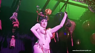Beau corps huilé d'une brune sexy sur la table de vidéo x gratuit français massage