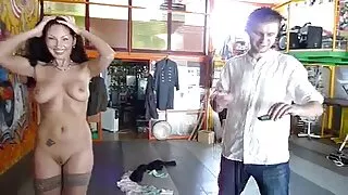 Une brune trop émotive est née pour chevaucher une bite videos pornos femmes mures chaude et raide pour l'orgasme