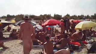 Capri Cavalli sommé de coups sous les jets vidéo de film porno d'eau