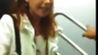 La charmante japonaise SUZU MINAMOTO chevauche sex tub gratuit la bite et se fait ensuite prendre en levrette