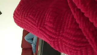 Femme cornée aux cheveux clairs plaît les video xxx à son mec avec une grosse pipe dans la chambre