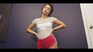 Flexible et jeune brune vidéos porno de sexe Rui suce une bite et baise