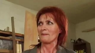 La milf aux cheveux roux Tia Jones se masturbe sa chatte rosée video sexi gratuite humide