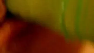 Un mec pervers stimule la chatte porno vidéos porno d'Avi Love avec un jouet sexuel vibrant dans la salle sombre du BDSM