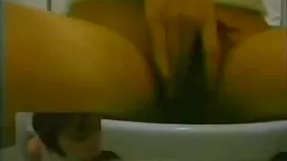 La poulette salope Lili Doll prend un concombre dans sa chatte étirée après un martèlement torride video tukif porno