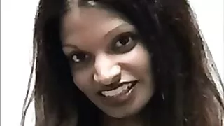 Ladyboy aux cheveux noirs videos gratuits porno et jolie bootylicious veut se faire enculer correctement
