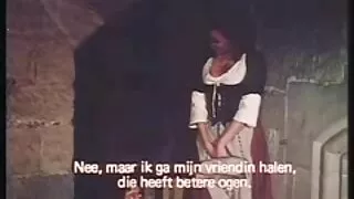 La tête noire salope aux cheveux longs attire le mec à videos x adulte se faire marteler en levrette