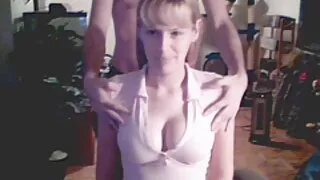 Plantureuse pute aux cheveux clairs s'accroupit pour sucer de grosses vidéo porno xxl gratuit bites à la fois