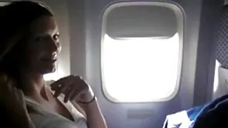 Bosomy videos pornographique beauté aux cheveux noirs se fait claquer la chatte par derrière et dans une pose mish