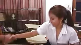 Hot brunette en bas noirs sexy se fait baiser vidéos porno avec des femmes dans un trio