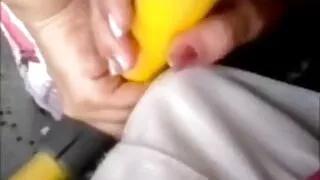 La sale video porno gratuit hard salope blonde Mia Stone dorlote son manchon noir sur le siège du vélo