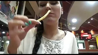 Ardente nympho aux cheveux blonds en résille se vante de ses sacrées porno gratis 18 ani courbes chaudes