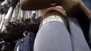 Le xxx video pornographie branleur fou Eko Mochizuki stimule sa chatte humide avec un jouet sexuel