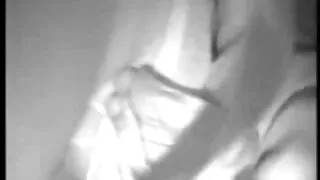 Vêtue vidéo film pornographique de résille, la brune Veronica Jett fait plaisir à deux grosses bites