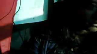 Une mignonne blonde gâtée expose son xxx gratuit tukif cul pour une baise hard tout en faisant une pipe en MMF