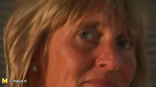 Séductrice blonde envoûtante se fait bouffer vidéo adulte x la chatte correctement