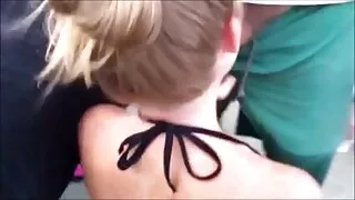 Une brune ligotée allongée en vidéos de porno vidéos de porno lingerie rose se fait taquiner avec un vibromasseur clitoridien