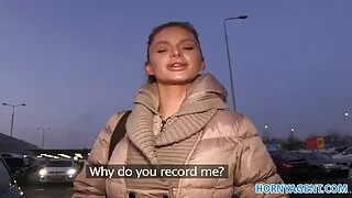 Une superbe brune bien roulée se fait fourrer en levrette et missionnaire par un film porno vidéo sexe étalon