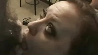 Une jolie brune russe se fait fanalucker sur le video porno lesbienne gratuit lit superposé