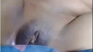 Une video porno dingue asiatique sexy va profiter d'une séance de douche chaude avec le propriétaire d'une grosse bite