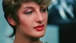 Dee Williams, une pute videos pornographiques tukif blanche aux gros seins, baise la lesbienne noire Nikki Darling sur le ring