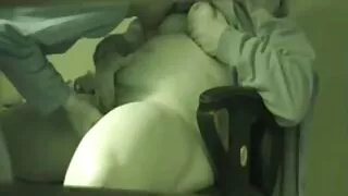 Une fille maigre aux cheveux corbeau se fait envahir la chatte et la x vidéo gratuit bouche par 2 mecs excités
