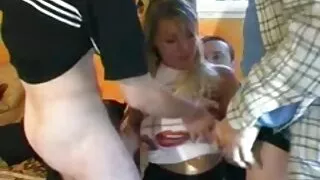 Une brune video sexe gratuit tukif délicieuse fait une pipe bâclée à son amant