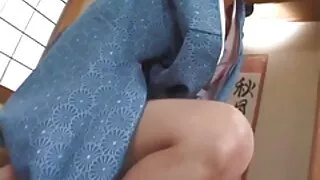 Une mignonne brune émotionnelle et super chaude chevauche une grosse x porno vidéo x porno bite sur la chaise longue
