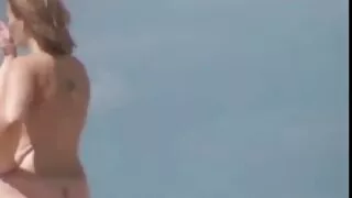 MILF brune aux gros vidéo porno gratuit français seins bronzée se penche et se fait prendre en levrette