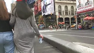 Une énorme bite noire des vidéos porno pénètre dans une chatte blanche trempée dans des positions de mish et de levrette
