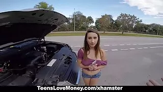 Lusty maman aux cheveux noirs avec des seins tombants se fait les vidéos xxx ramoner en cowgirl pose dur
