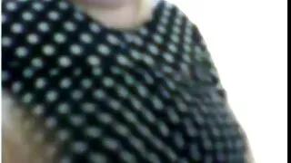 Cette brune a un beau derrière vidéo porno chaude et elle adore sucer une bite à travers un gloryhole