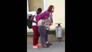 Le cul de la blonde coquine Jacky filme porno gratis cu doctori Joy rougit pendant qu'elle chevauche une bite