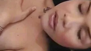 Deux x porno grosse femme hommes tentent d'éteindre le feu sexuel dans la chatte et le trou du cul de Nicki Hunter